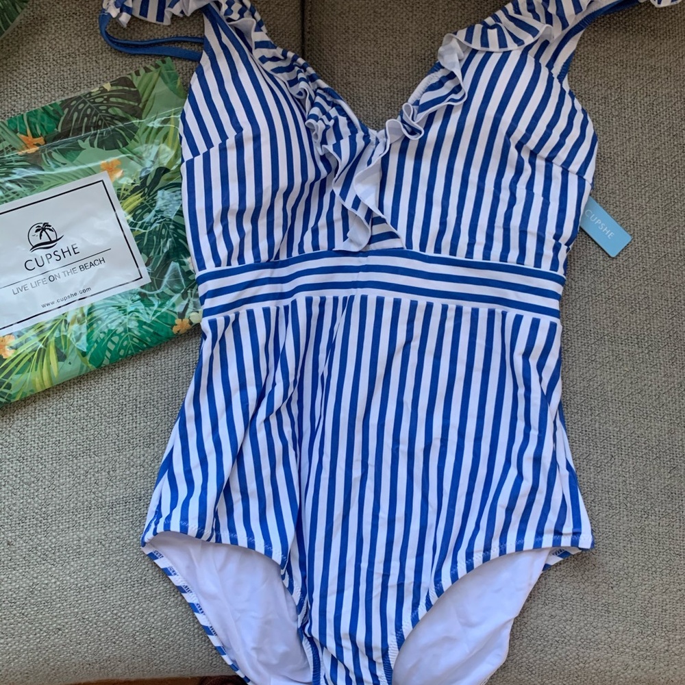 CUPSHE ONE PEICE BLUE AND WHITE RUFFLED